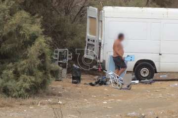 La Policía Local pilla in fraganti a dos hombres cuando desguazaban chatarra industrial en el Barranco Real/TA.